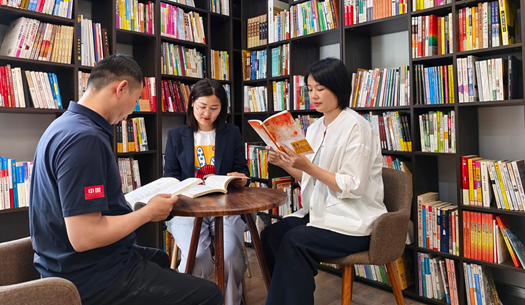 翻開(kāi)“城發(fā)”這本書(shū)，每一頁(yè)，都是鄭州的煙火與遠(yuǎn)方